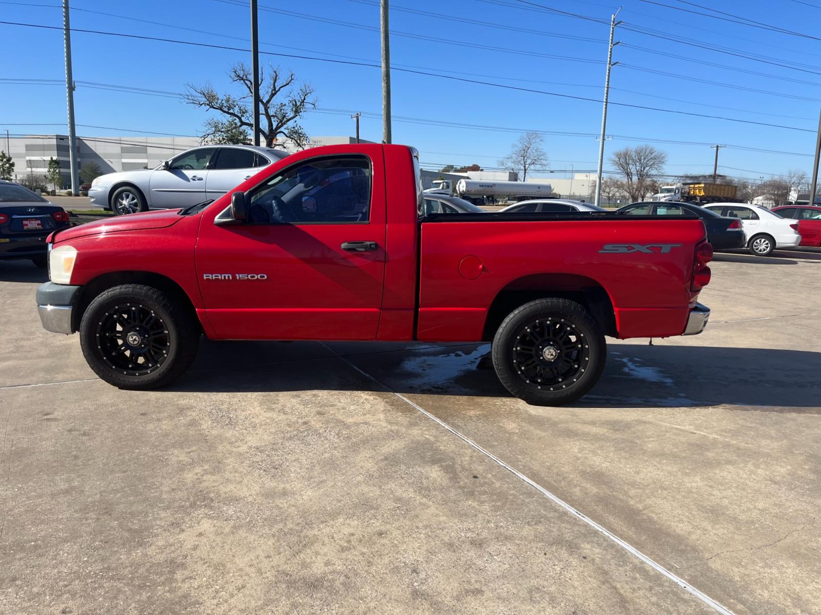 2007 red /black Dodge Ram 1500 SLT 2WD (1D7HA16K97J) with an 3.7L V6 SOHC 12V engine, Manual transmission, located at 14700 Tomball Parkway 249, Houston, TX, 77086, (281) 444-2200, 29.928619, -95.504074 - Photo #3